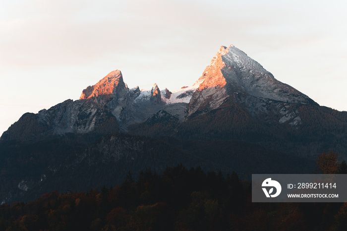 Sonnenaufgang am Watzmann mit Alpenglühen in den Alpen Bergen