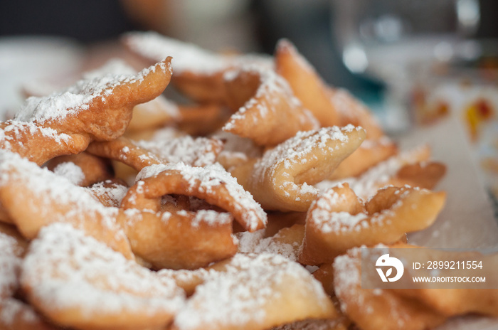 Bugnes au sucre glace - beignets traditionels alsaciens