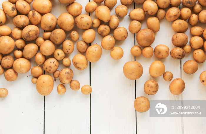 Kartoffeln viele junge Hintergrund Holz Frühkartoffeln