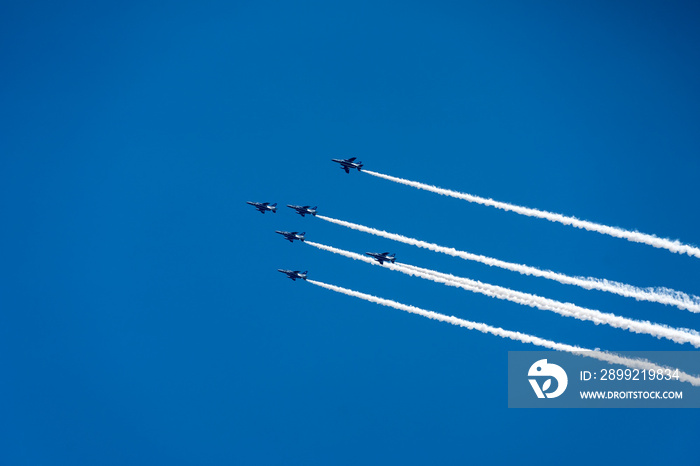 青空の中でのジェット機の編隊飛行