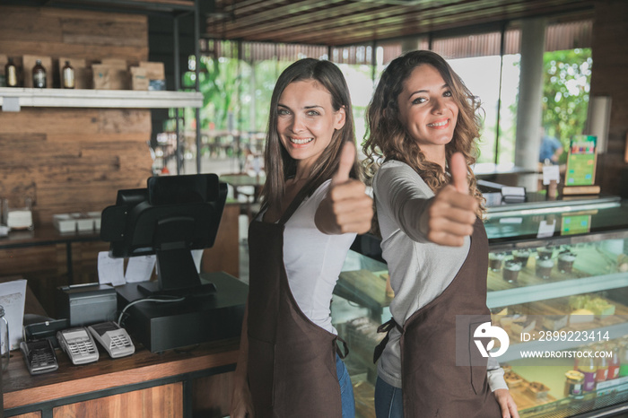 waitress showing thumb up