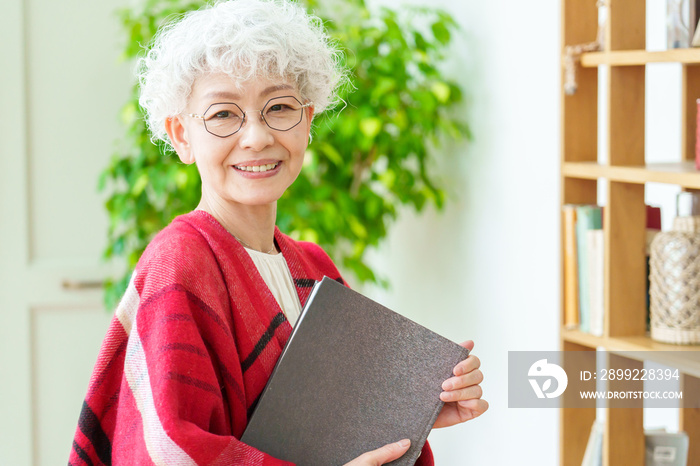 読書をする眼鏡をかけたシニア女性のポートレート