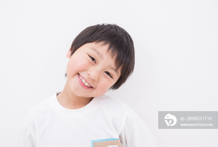 笑顔の小学生の男の子