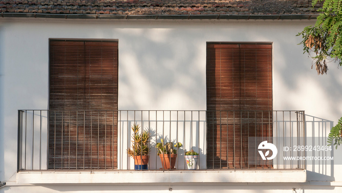 Ventanas de casa rústica con balcones