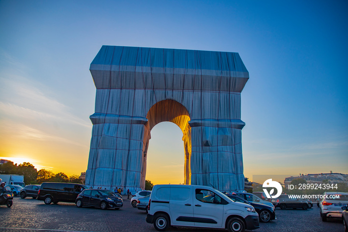 THE ARC DE TRIOMPHE, WRAPPED; THE WONDERFUL TRIBUTE TO CHRISTO