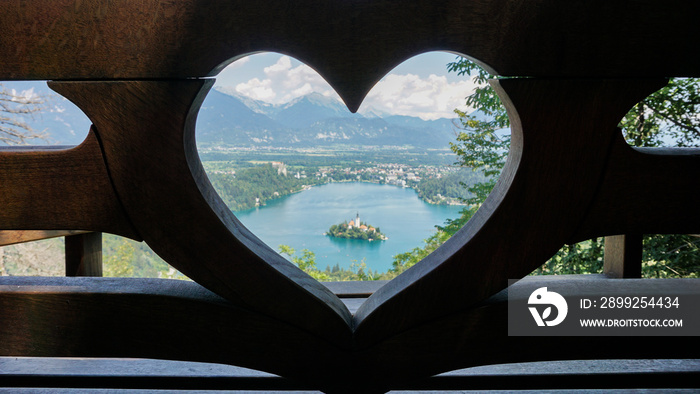 Aussicht auf See Bled, Slowenien, mit Kirche durch Herz in der Bank