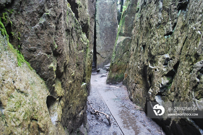 Szczeliniec Wielki, Poland, sandstone tourist route, rock walls on both sides