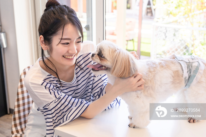 愛犬と遊ぶ女性