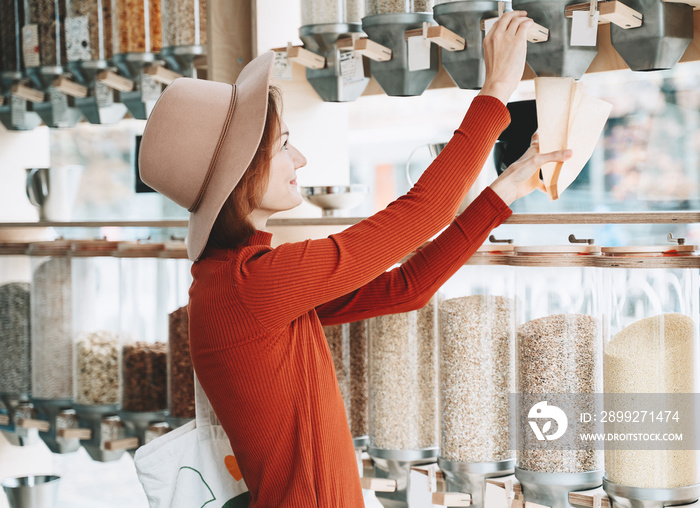 Young woman buying in plastic free grocery store.