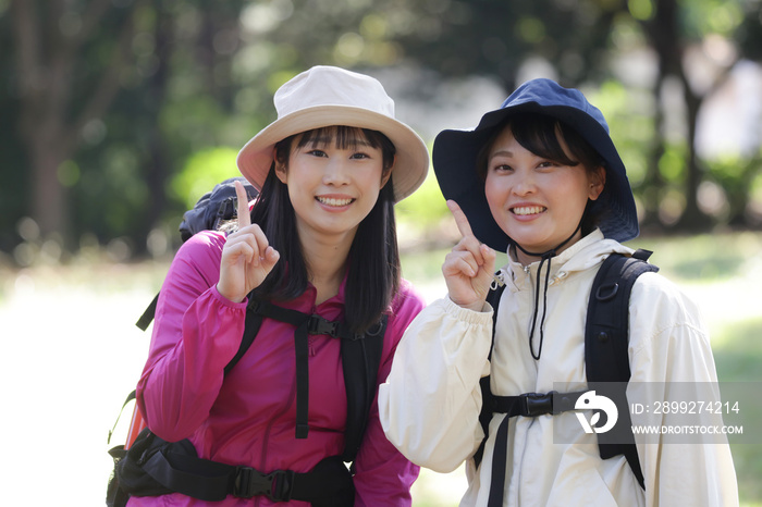 登山をする女性