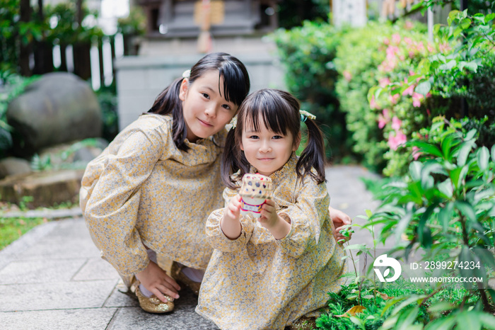 外で遊ぶ小さな女の子たち