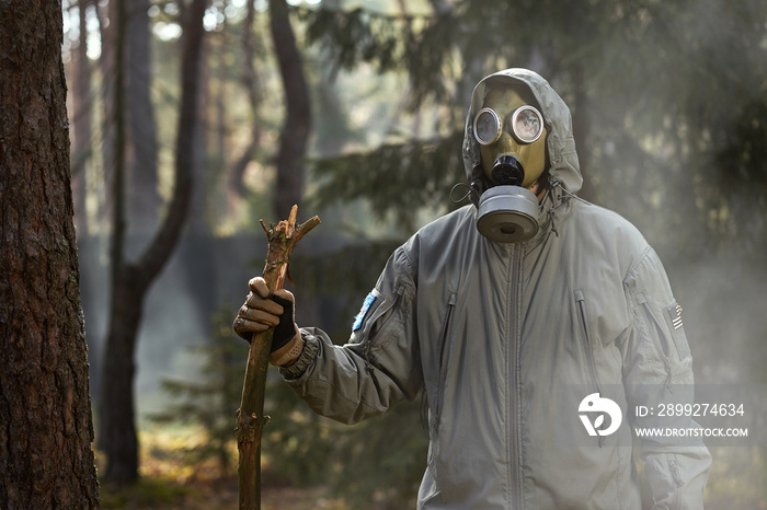 man in a gas mask protects himself from coronavirus