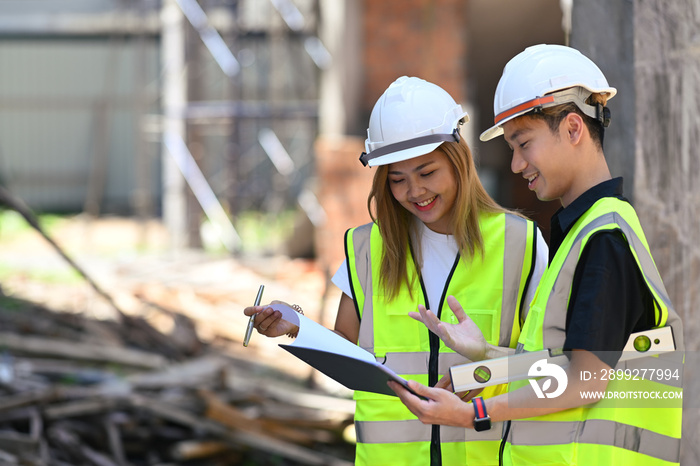 Structural engineer and architect discussing the construction process at construction site