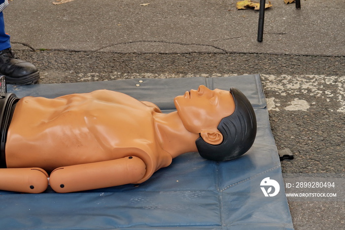 Mannequin pour formation de  secouriste allongé sur le sol.