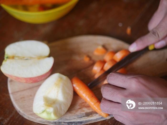 Preparing juice apple carrot