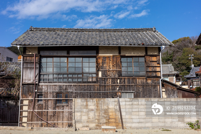 日本の岡山県備前市日生の古くてとても美しい建物