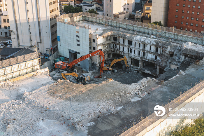 ビルの解体工事現場