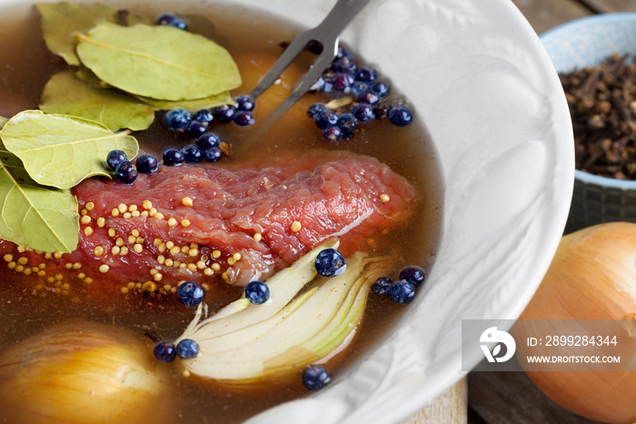 Frisch eingelegter Sauerbraten in Essig und Gewürzen