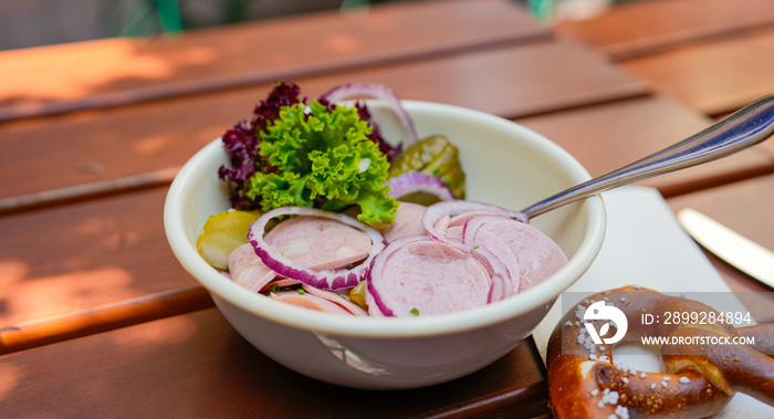 Bayrischer Wurstsalat im schönen Biergartenn