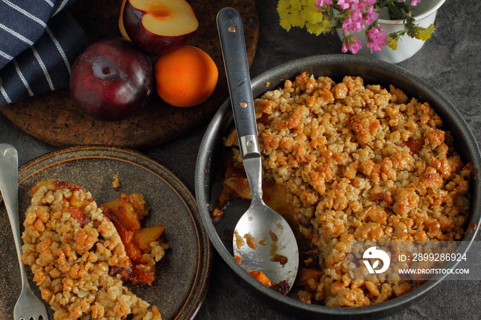 Summer refreshing and rustic crumble with fruits and oats