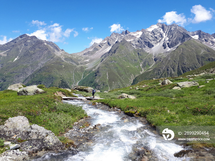 Österreich, Tirol: Ötztaler Alpen: Wildbach auf der Neururer Alp im Pitztal, Blick gegen die Hohe Geige