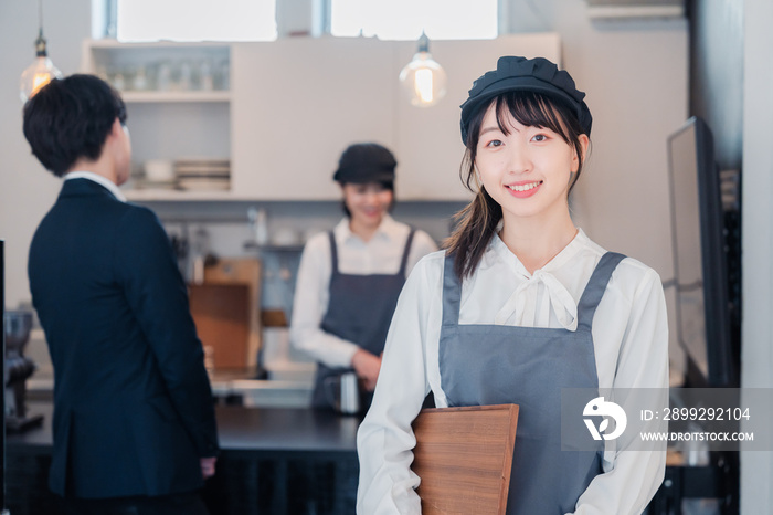 笑顔で働くカフェスタッフ