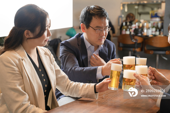 ビールで乾杯する会社帰りの打ち上げ飲み会