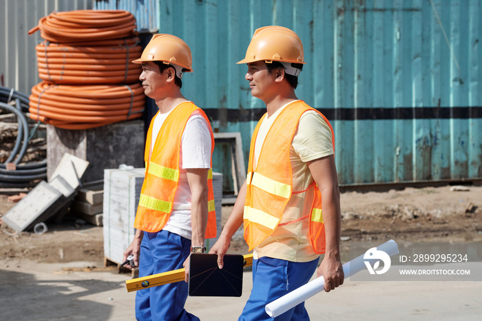 Workers coming to site