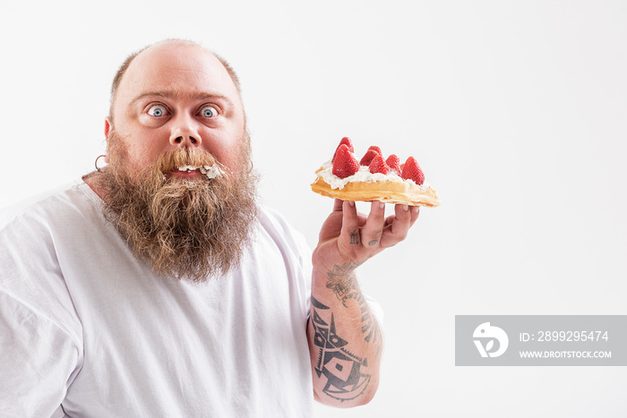 Man holding a dessert in his hand