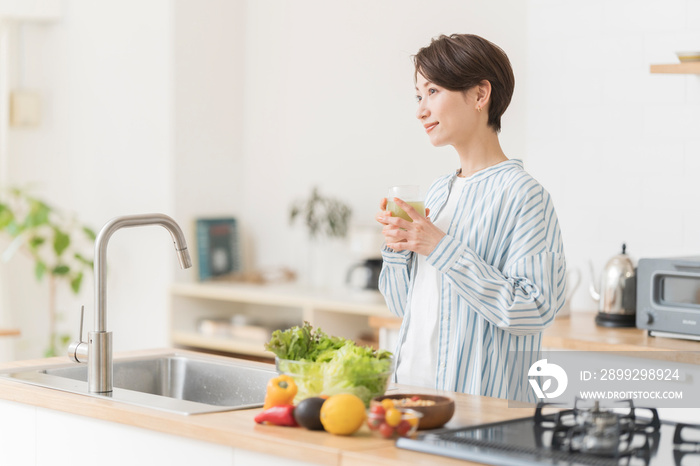 グリーンスムージーを飲む女性