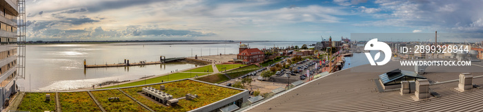 Panorama von Bremerhaven Blick von der Dachterrasse Klimahaus Richtung Weser und Neuer Hafen