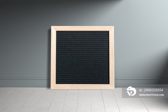 Letterboard vor leerer Wand（发光棒的字母板）