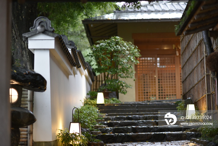 雨の東山