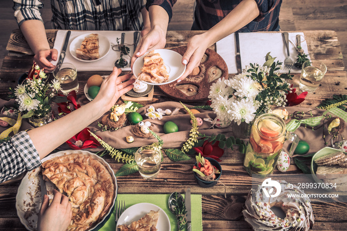 朋友或家人在节日餐桌上的家庭庆祝活动