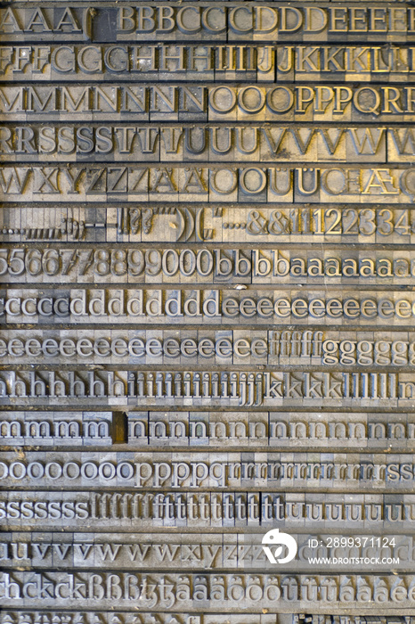复古背景上来自复古印刷机的复古字母