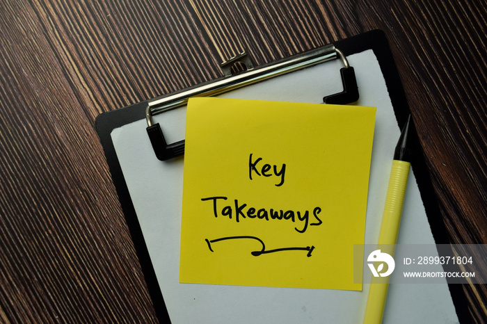 Key Takeaways on sticky Notes isolated on office desk.