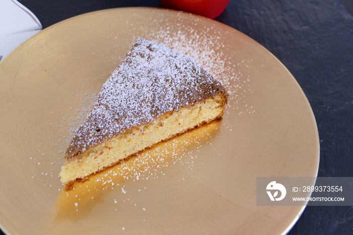 Spanischer Mandelkuchen auf einem goldenen Teller