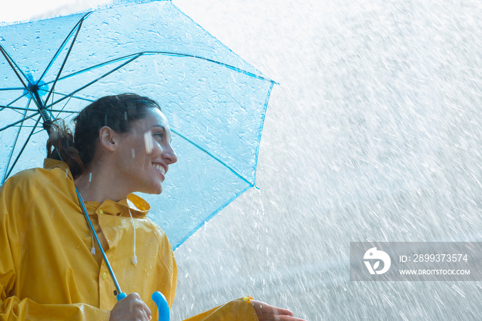 雨落在带伞微笑的女人身上