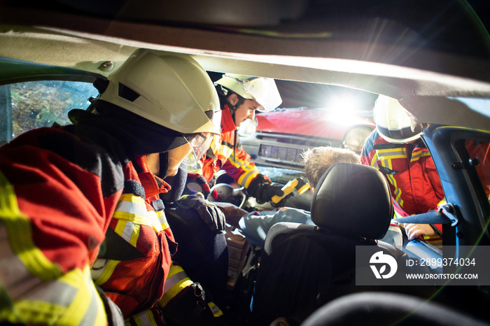 Feuerwehr Angriffstrupp, Erstversorgung eines Unfallopfers, Zugang  zum Verunfallten geschaffen