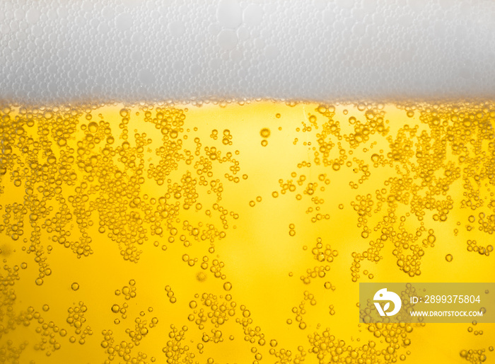 背景啤酒和玻璃杯外部带有冷凝液滴的气泡