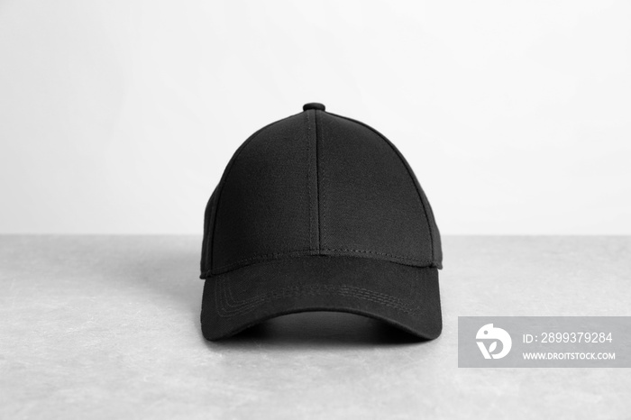 白色背景下桌子上的黑色帽子。设计实物模型