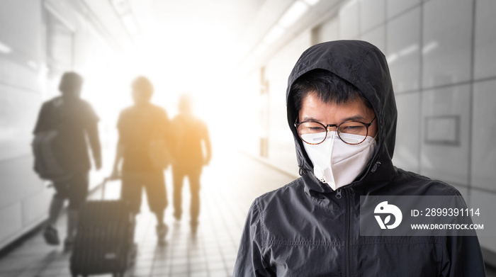 亚洲男子戴外科口罩预防流感冠状病毒和PM2.5灰尘发蓝