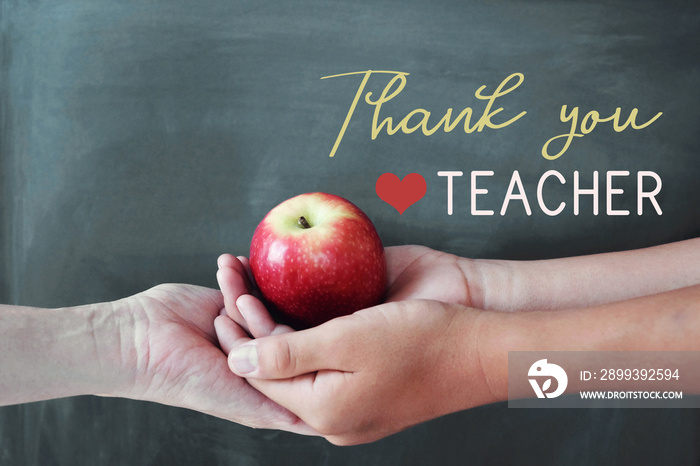 学生和老师手拿黑板背景的红苹果，教师节快乐