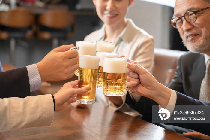 ビールで乾杯する会社帰りの打ち上げ飲み会手元