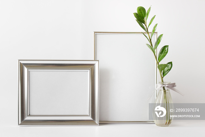 极简主义时尚现代构图模型模板，带有两个银色空白框架和玻璃花瓶wi