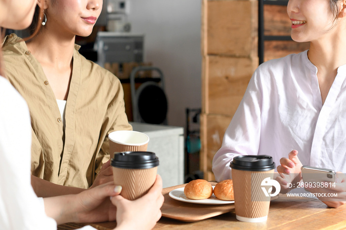 室内で会話する複数の女性のイメージ