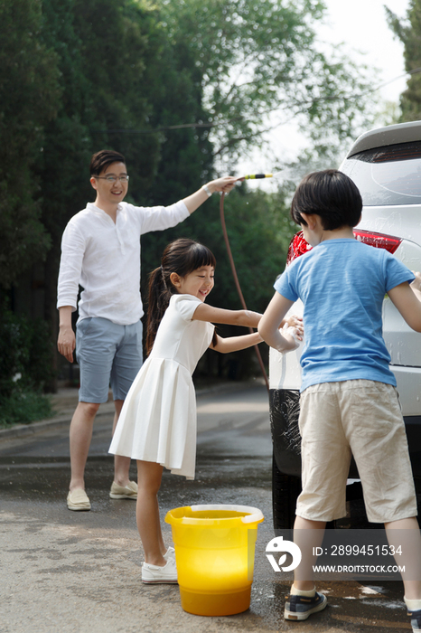 快乐家庭擦洗汽车