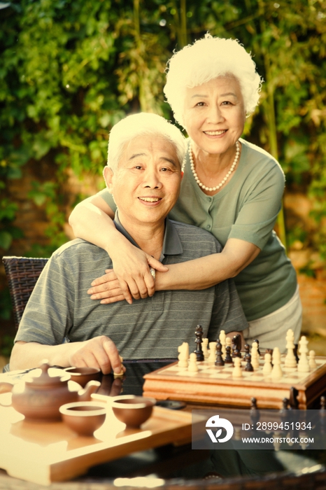 老年夫妇在院子里下棋