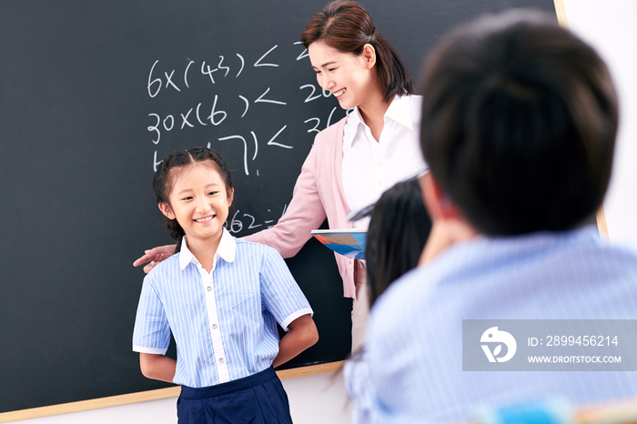 女教师和小学生们在教室里