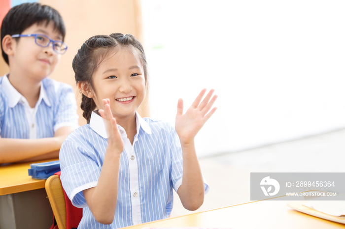 小学生在教室里